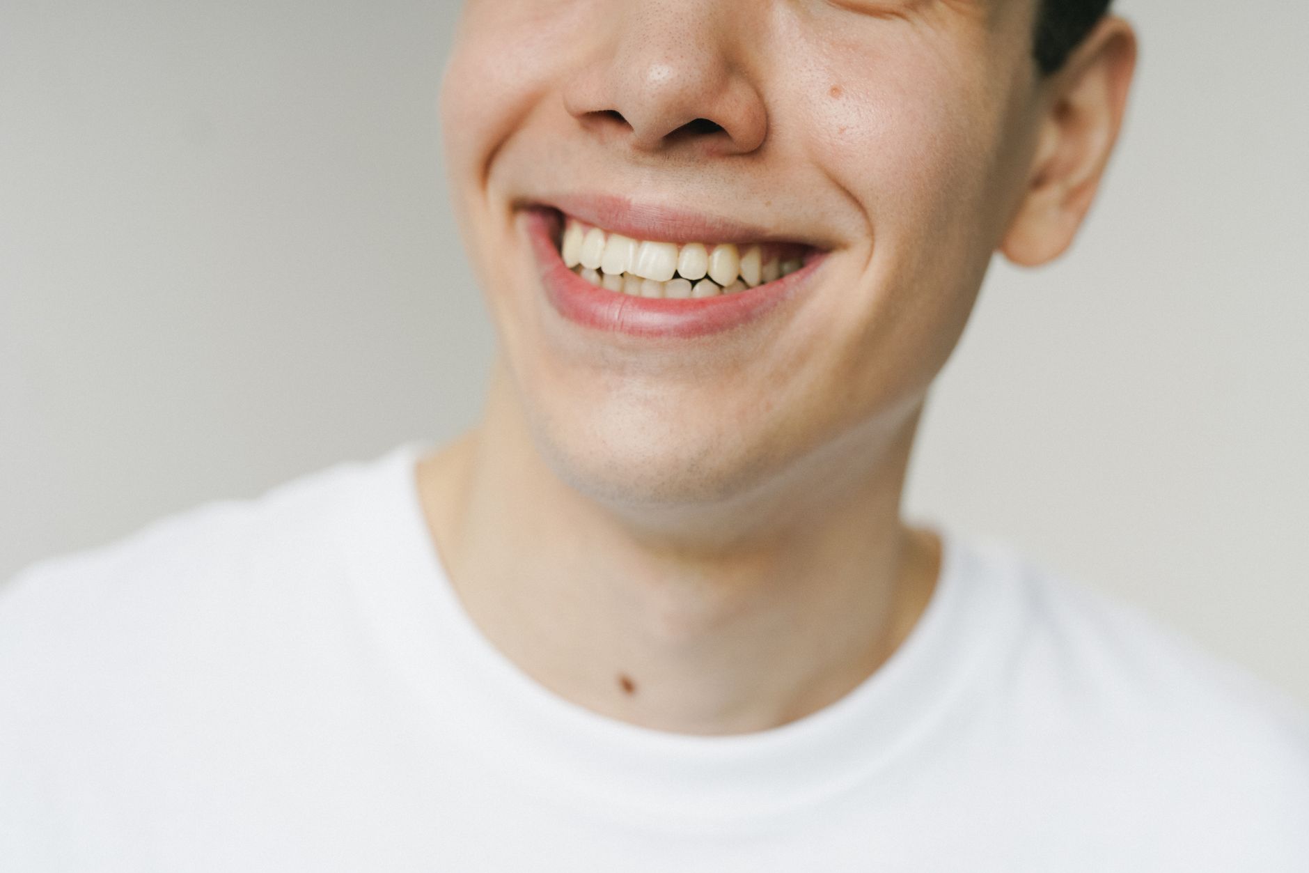 Pacient fericit cu implanturi dentare noi