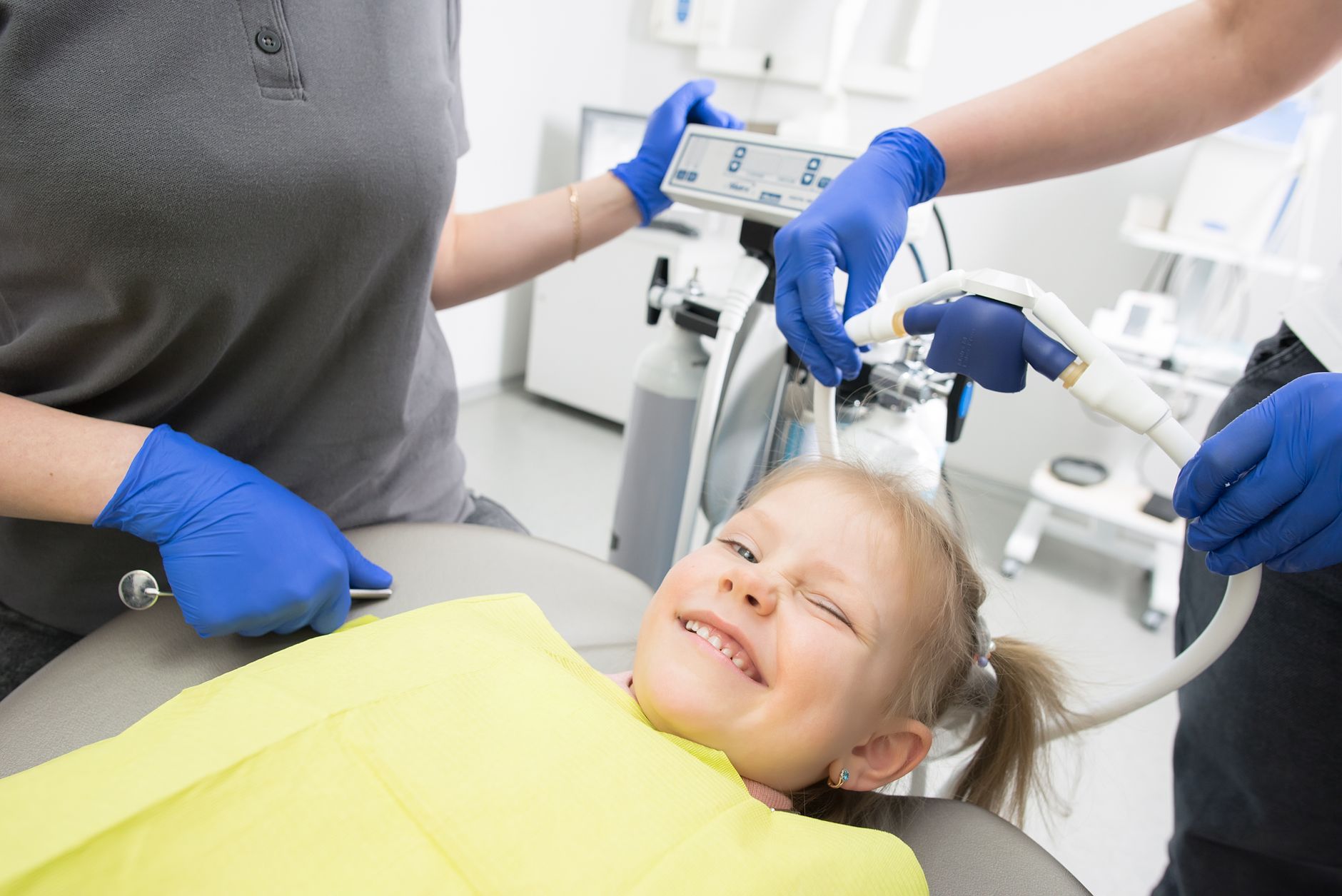 Copil zâmbind după tratament stomatologic pediatric
